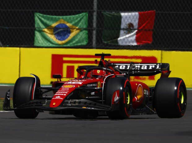 Charles Leclerc im Ferrari SF-23 beim Formel-1-Qualifying in Mexiko 2023 Charles Leclerc im Ferrari SF-23 beim Formel-1-Qualifying in Mexiko 2023