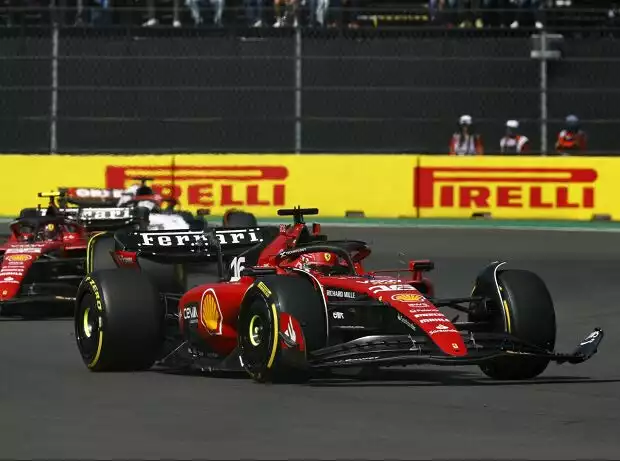 Titel-Bild zur News: Charles Leclerc im Ferrari SF-23 mit abstehender Endplatte nach dem Crash mit Sergio Perez