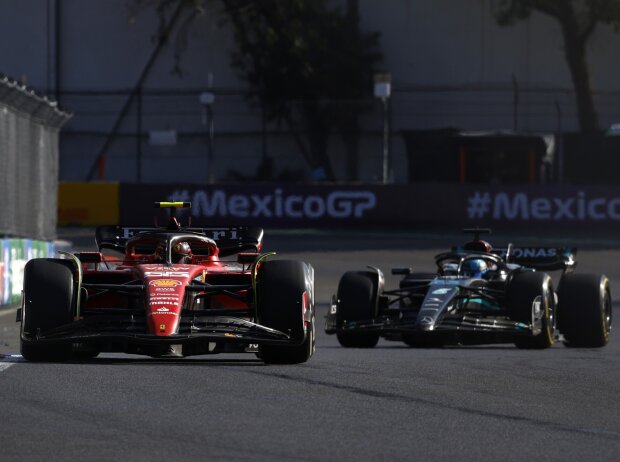 Titel-Bild zur News: Carlos Sainz im Ferrari vor George Russell im Mercedes beim Formel-1-Rennen in Mexiko 2023