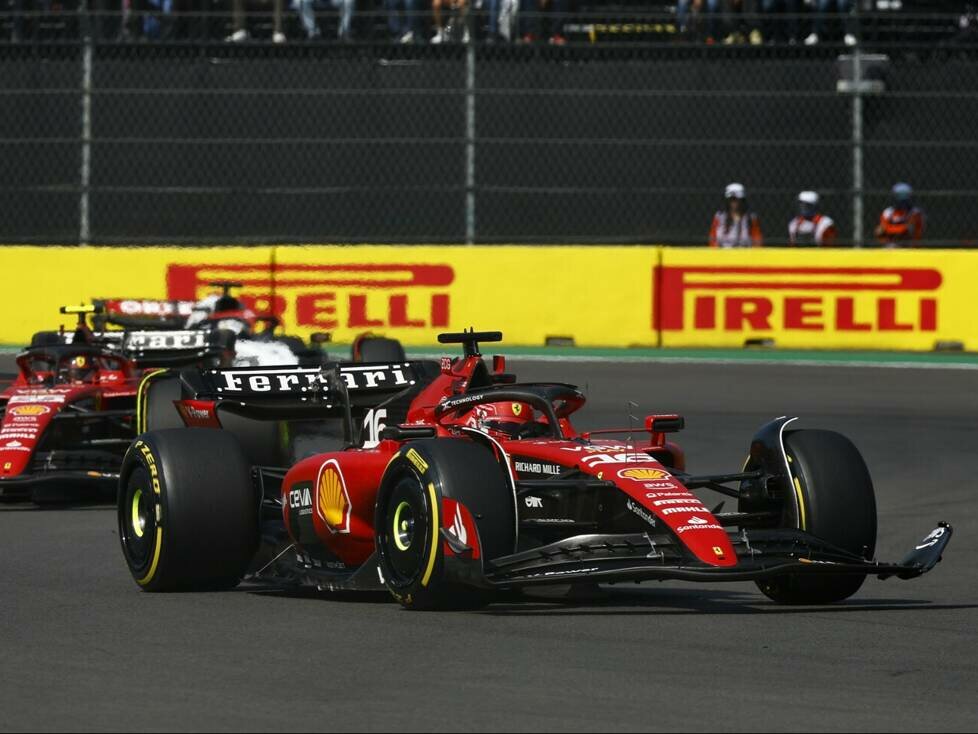 Charles Leclerc im Ferrari SF-23 mit abstehender Endplatte nach dem Crash mit Sergio Perez