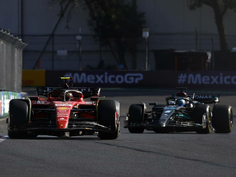 Carlos Sainz im Ferrari vor George Russell im Mercedes beim Formel-1-Rennen in Mexiko 2023