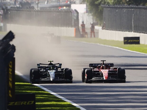 Lewis Hamilton im Mercedes überholt Charles Leclerc im Ferrari in Mexiko 2023