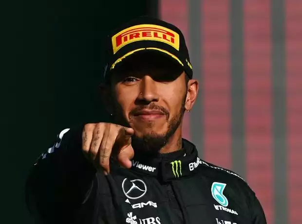 Lewis Hamilton auf dem Formel-1-Podium in Mexiko 2023 Titel-Bild zur News: Lewis Hamilton auf dem Formel-1-Podium in Mexiko 2023
