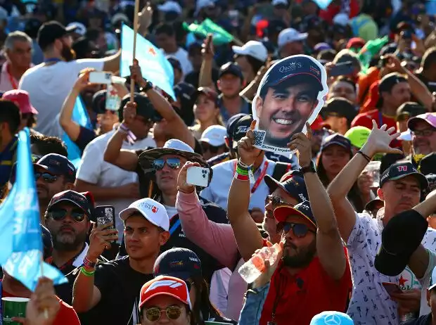 Fans von Sergio Perez beim GP Mexiko in Mexiko-Stadt Titel-Bild zur News: Fans von Sergio Perez beim GP Mexiko in Mexiko-Stadt