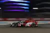 Bild zum Inhalt: WEC 8h Bahrain 2023: Toyota #8 mit einer Hand am WM-Pokal