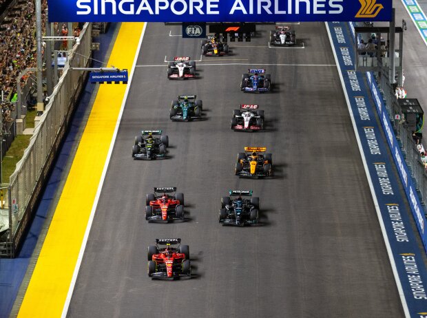 Titel-Bild zur News: Der Start zum Formel-1-Rennen in Singapur 2023