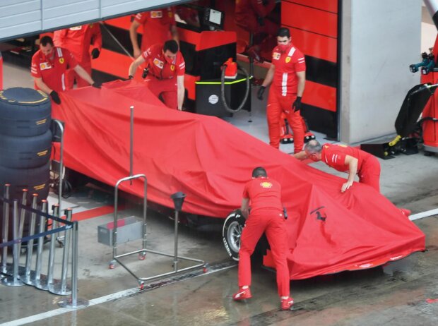 Titel-Bild zur News: Ein abgedeckter Ferrari