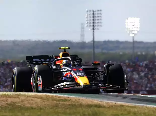 Sergio Perez im Red Bull RB19 beim USA-Grand-Prix 2023 in Austin Titel-Bild zur News: Sergio Perez im Red Bull RB19 beim USA-Grand-Prix 2023 in Austin