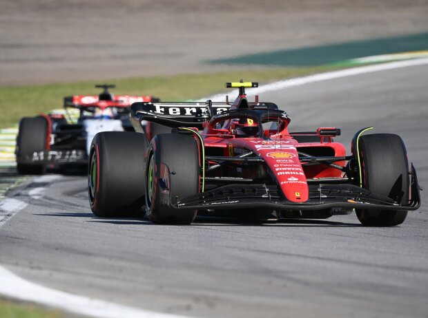 Titel-Bild zur News: Carlos Sainz (Ferrari SF-23) vor Daniel Ricciardo (AlphaTauri AT04) beim Formel-1-Sprint in Brasilien 2023