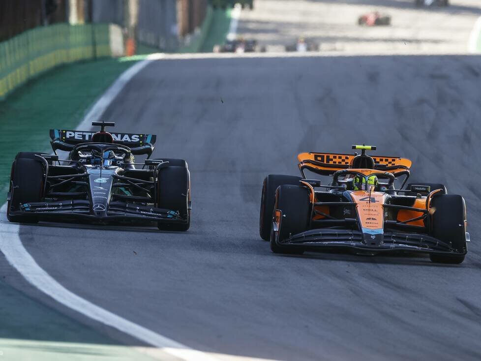 George Russell im Mercedes W14 neben Lando Norris im McLaren MCL60 beim Formel-1-Sprint in Brasilien 2023