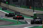 Lewis Hamilton (Mercedes), Charles Leclerc (Ferrari) und Yuki Tsunoda (AlphaTauri) 