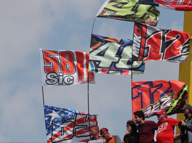 MotoGP-Fans mit Flaggen am Sachsenring