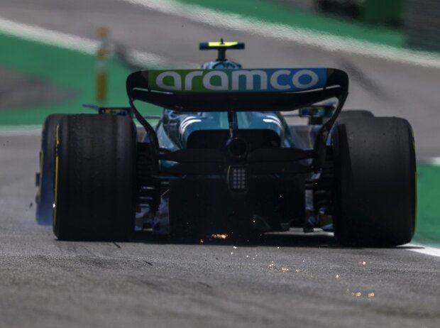 Titel-Bild zur News: Fernando Alonso (Aston Martin AMR23) mit seinem beschädigten Auto nach der Kollision mit Esteban Ocon im Shootout in Brasilien 2023