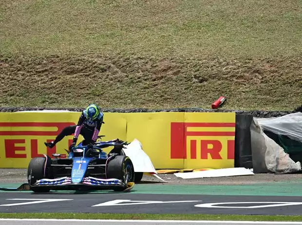 Esteban Ocon (Alpine A523) nach dem Unfall mit Fernando Alonso im Shootout zum Formel-1-Sprint in Brasilien 2023 Titel-Bild zur News: Esteban Ocon (Alpine A523) nach dem Unfall mit Fernando Alonso im Shootout zum Formel-1-Sprint in Brasilien 2023