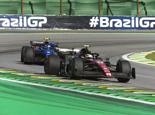 Guanyu Zhou (Alfa Romeo C43) vor Logan Sargeant (Williams FW45) im Formel-1-Sprint von Brasilien 2023 Titel-Bild zur News: Guanyu Zhou (Alfa Romeo C43) vor Logan Sargeant (Williams FW45) im Formel-1-Sprint von Brasilien 2023