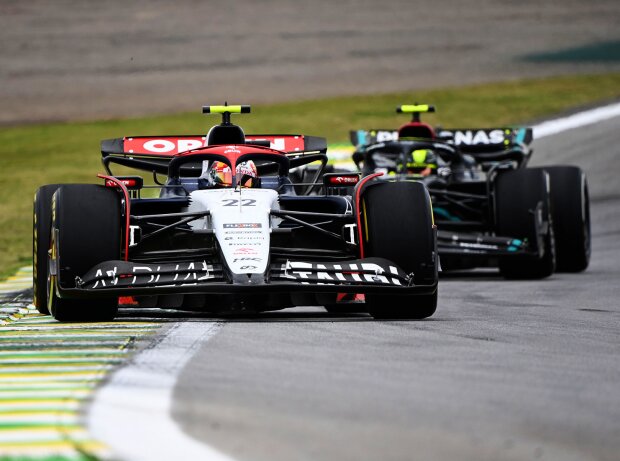 Titel-Bild zur News: Yuki Tsunoda (AlphaTauri AT04) vor Lewis Hamilton (Mercedes W14) im Formel-1-Sprint in Brasilien 2023