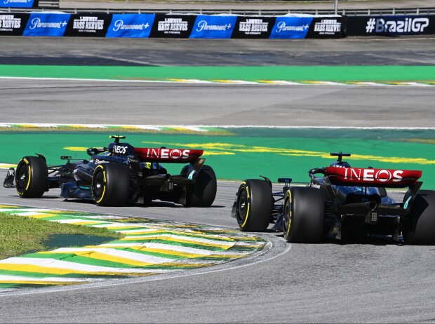 Titel-Bild zur News: Lewis Hamilton im Mercedes vor Teamkollege George Russell in Brasilien 2023