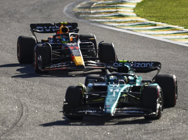 Titel-Bild zur News: Fernando Alonso (Aston Martin AMR23) vor Sergio Perez (Red Bull RB19) im Formel-1-Rennen von Brasilien 2023