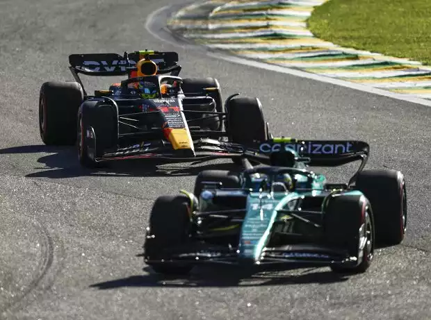 Fernando Alonso (Aston Martin AMR23) vor Sergio Perez (Red Bull RB19) im Formel-1-Rennen von Brasilien 2023 Titel-Bild zur News: Fernando Alonso (Aston Martin AMR23) vor Sergio Perez (Red Bull RB19) im Formel-1-Rennen von Brasilien 2023