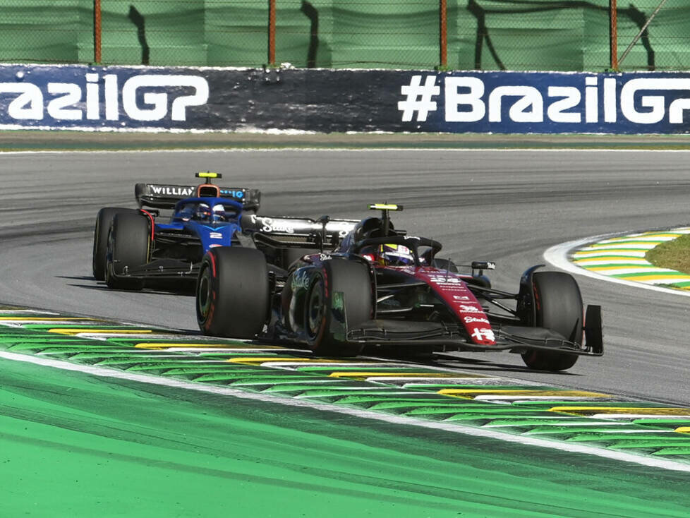Guanyu Zhou (Alfa Romeo C43) vor Logan Sargeant (Williams FW45) im Formel-1-Sprint von Brasilien 2023