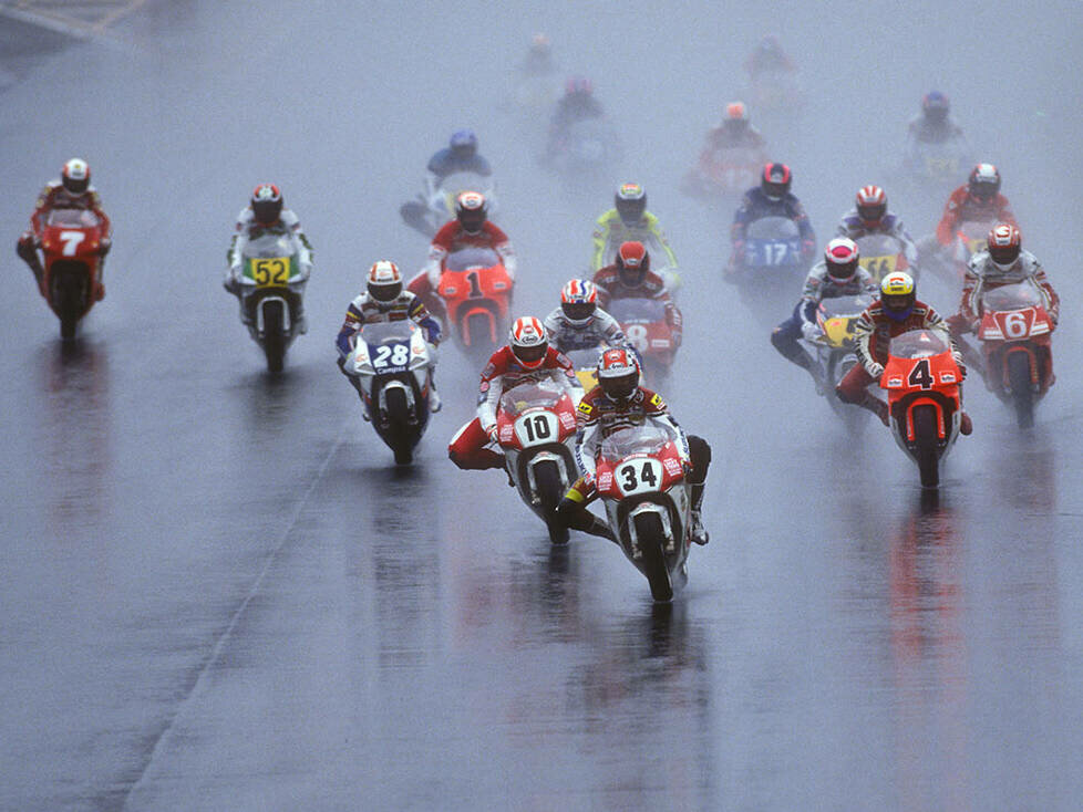Start zum 500er-Rennen beim GP Japan 1992 in Suzuka: Kevin Schwantz führt
