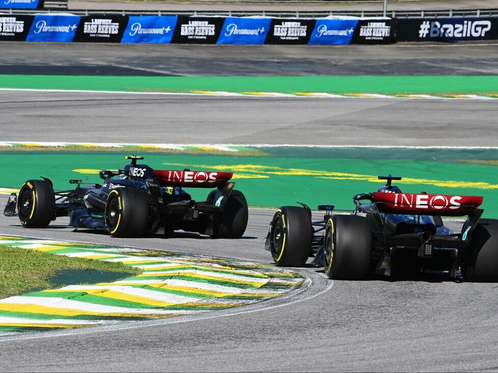 Lewis Hamilton im Mercedes vor Teamkollege George Russell in Brasilien 2023