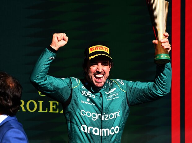 Fernando Alonso (Aston Martin) jubelt über Platz drei beim Formel-1-Rennen in Brasilien 2023 Fernando Alonso (Aston Martin) jubelt über Platz drei beim Formel-1-Rennen in Brasilien 2023