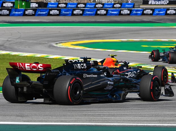 Titel-Bild zur News: Sergio Perez (Red Bull RB19) und George Russell (Mercedes W14) beim Formel-1-Rennen in Brasilien 2023