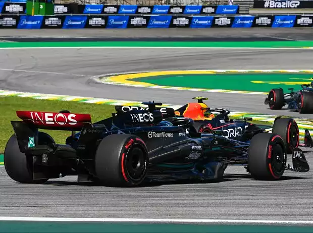 Sergio Perez (Red Bull RB19) und George Russell (Mercedes W14) beim Formel-1-Rennen in Brasilien 2023 Titel-Bild zur News: Sergio Perez (Red Bull RB19) und George Russell (Mercedes W14) beim Formel-1-Rennen in Brasilien 2023