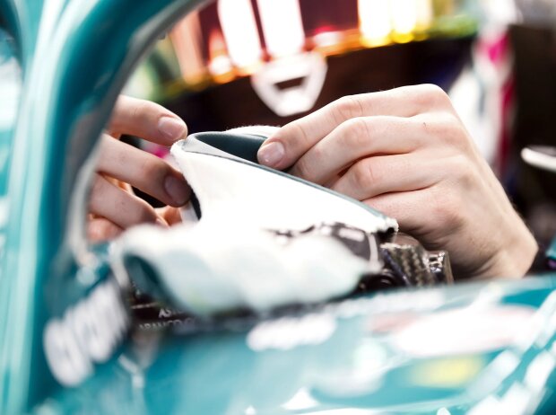 Titel-Bild zur News: Hände eines Formel-1-Fahrers