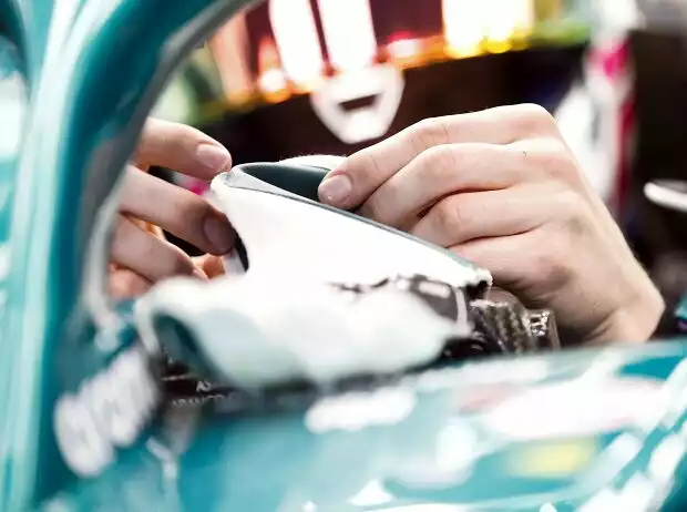 Hände eines Formel-1-Fahrers Titel-Bild zur News: Hände eines Formel-1-Fahrers