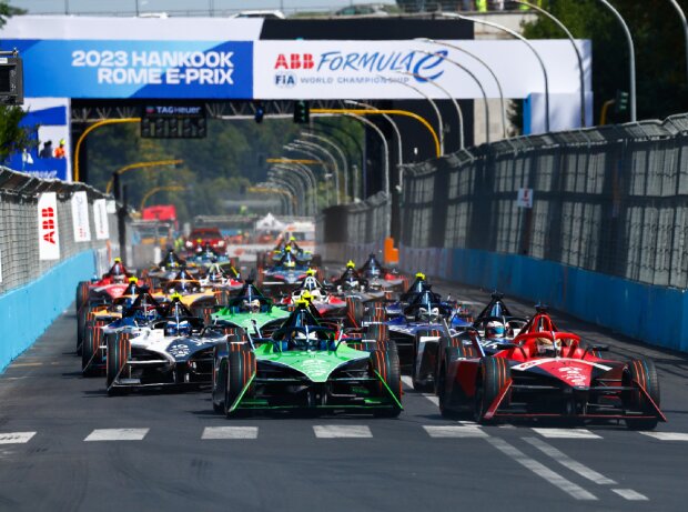 Titel-Bild zur News: Start eines Formel-E-Rennens