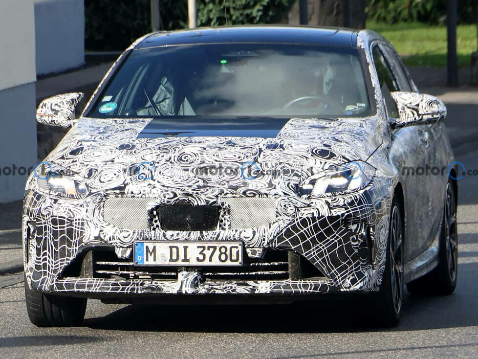 BMW 1er (2024) als M135i-Erlkönig