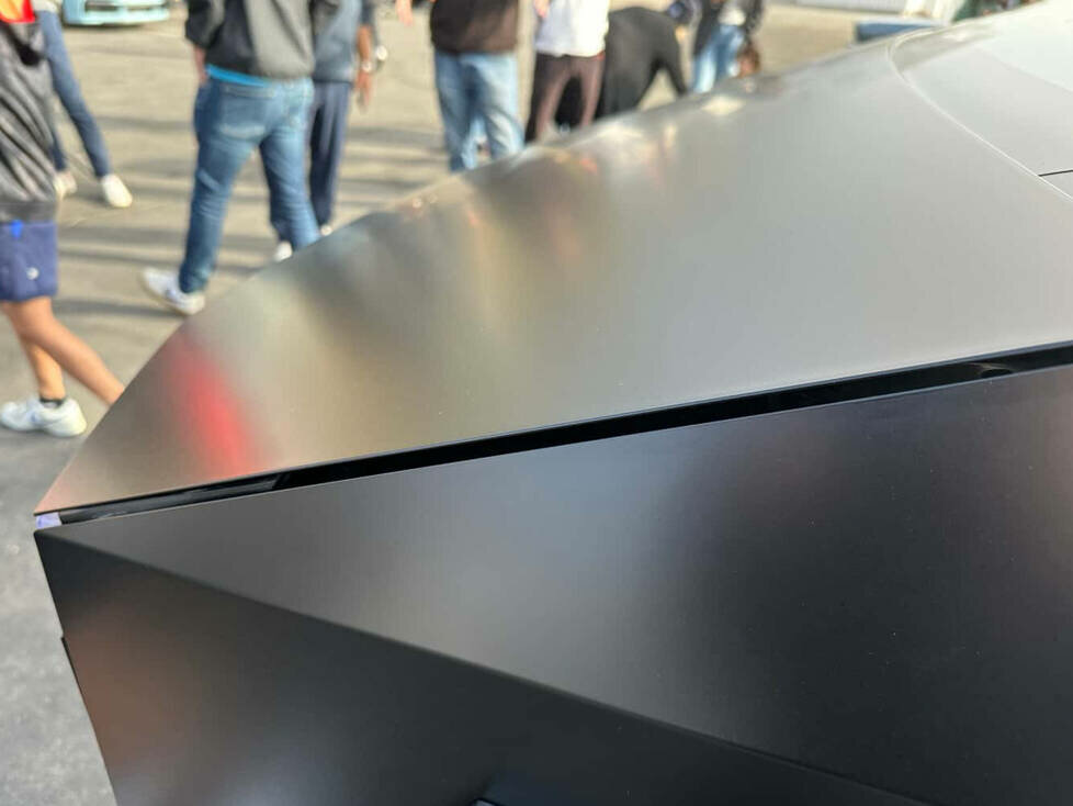 Karosseriefugen, so breit, dass man einen Finger hineinstecken kann