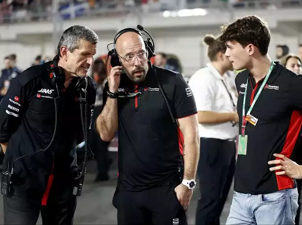 Haas-Teamchef Günther Steiner und Oliver Bearman Titel-Bild zur News: Haas-Teamchef Günther Steiner und Oliver Bearman