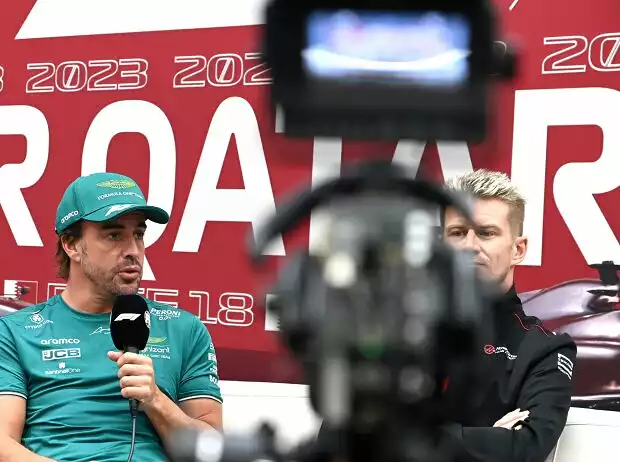 Fernando Alonso und Nico Hülkenberg bei einer Formel-1-Pressekonferenz Titel-Bild zur News: Fernando Alonso und Nico Hülkenberg bei einer Formel-1-Pressekonferenz