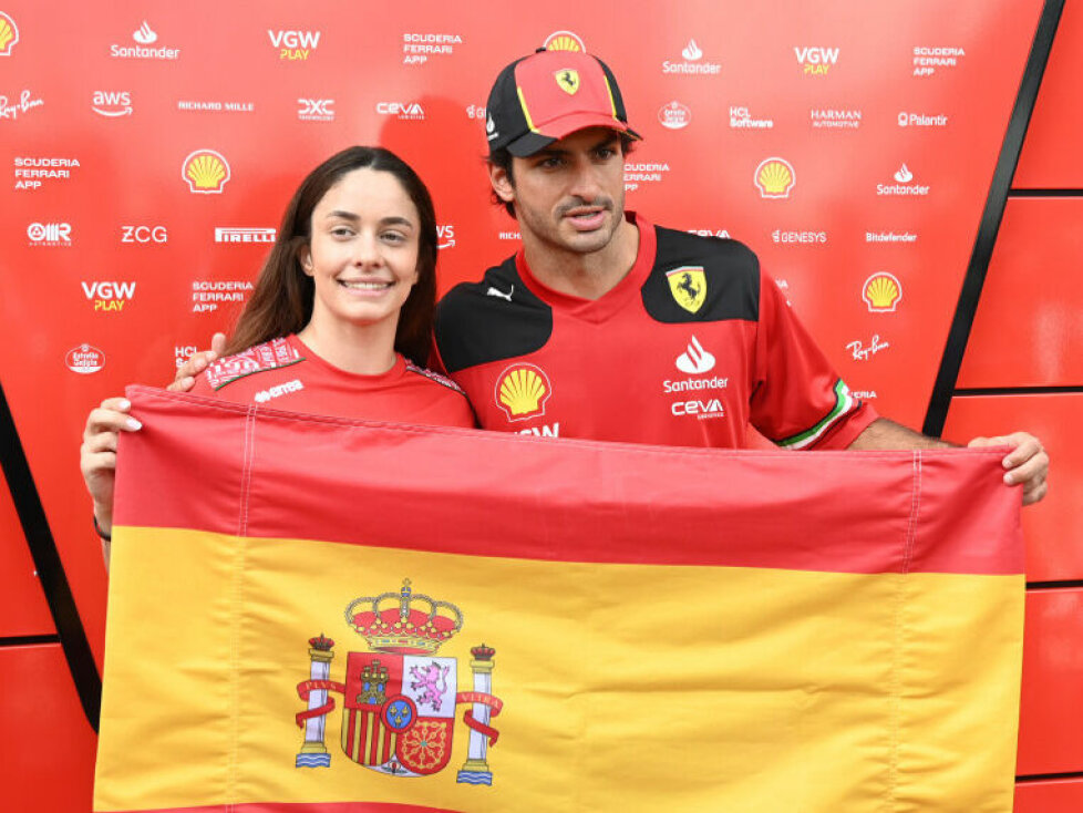 F1-Academy-Gewinnerin Marta Garcia und Carlos Sainz (Ferrari)