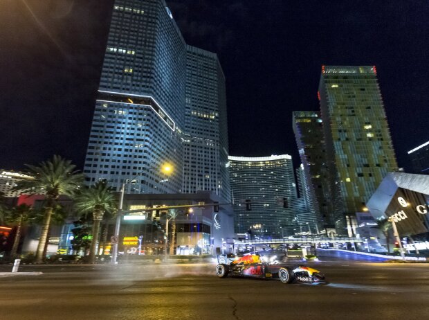 Titel-Bild zur News: Daniel Ricciardo bei einem Showrun in Las Vegas