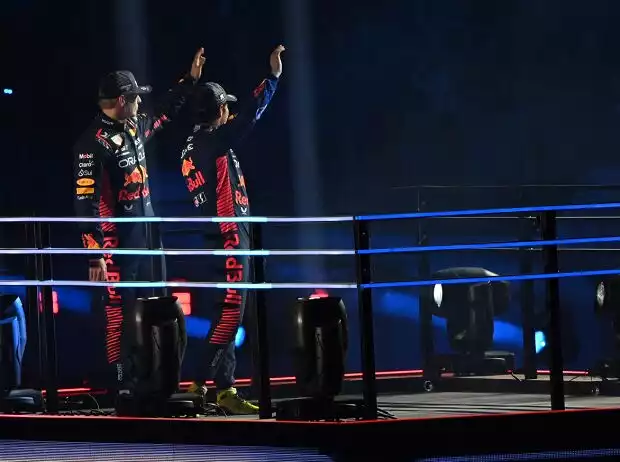 Max Verstappen, Sergio Perez (Red Bull) vor dem Formel-1-Rennen in Las Vegas 2023 Titel-Bild zur News: Max Verstappen, Sergio Perez (Red Bull) vor dem Formel-1-Rennen in Las Vegas 2023