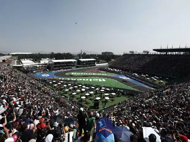 Fans im Stadion-Bereich an der Formel-1-Rennstrecke in Mexiko-Stadt 2023 Titel-Bild zur News: Fans im Stadion-Bereich an der Formel-1-Rennstrecke in Mexiko-Stadt 2023