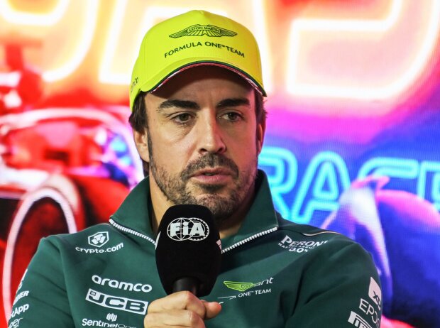 Titel-Bild zur News: Fernando Alonso (Aston Martin) vor dem Formel-1-Rennen in Las Vegas 2023