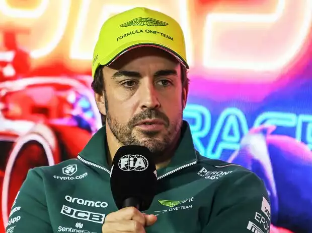 Fernando Alonso (Aston Martin) vor dem Formel-1-Rennen in Las Vegas 2023 Titel-Bild zur News: Fernando Alonso (Aston Martin) vor dem Formel-1-Rennen in Las Vegas 2023