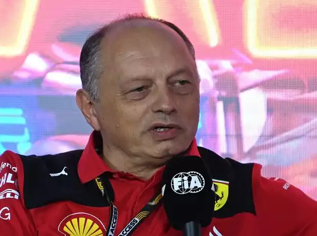 Ferrari-Teamchef Frederic Vasseur in der Pressekonferenz von Las Vegas 2023 Titel-Bild zur News: Ferrari-Teamchef Frederic Vasseur in der Pressekonferenz von Las Vegas 2023