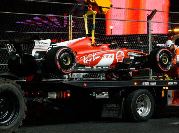 Titel-Bild zur News: Das unfallauto von Carlos Sainz (Ferrari SF-23) beim Training zum Formel-1-Rennen in Las Vegas 2023