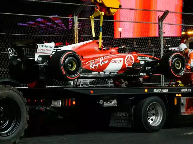 Das unfallauto von Carlos Sainz (Ferrari SF-23) beim Training zum Formel-1-Rennen in Las Vegas 2023 Titel-Bild zur News: Das unfallauto von Carlos Sainz (Ferrari SF-23) beim Training zum Formel-1-Rennen in Las Vegas 2023