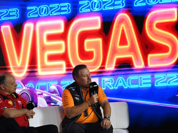 Titel-Bild zur News: Frederic Vasseur (Ferrari) und Zak Brown (McLaren) in der Formel-1-Pressekonferenz in Las Vegas 2023