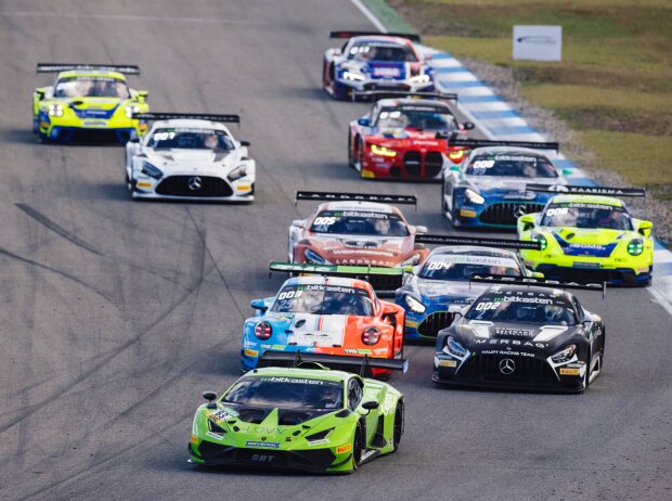 Start zu einem Rennen des ADAC GT Masters Start zu einem Rennen des ADAC GT Masters