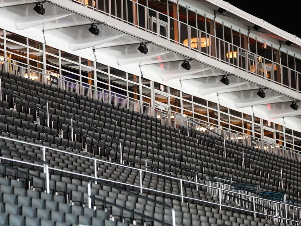 Die leeren Tribünen bei der Formel 1 im zweiten Training in Las Vegas 2023