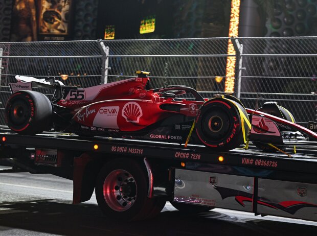 Das Auto von Carlos Sainz (Ferrari SF-23) wird nach dem Training zum Formel-1-Rennen in Las Vegas abgeschleppt