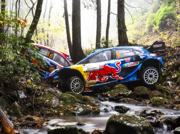 Die verunfallten Autos von Dani Sordo und Adrien Fourmaux bei der Rallye Japan 2023